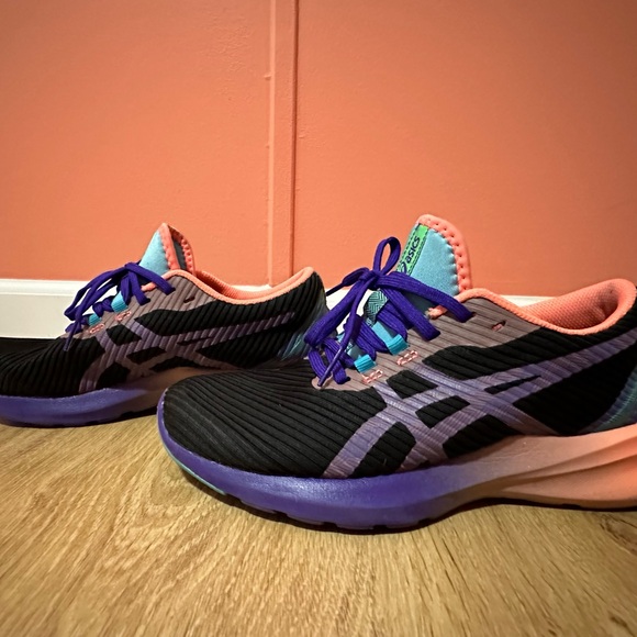 ASICS Tennis Shoes, Sz 7 - Picture 1 of 4